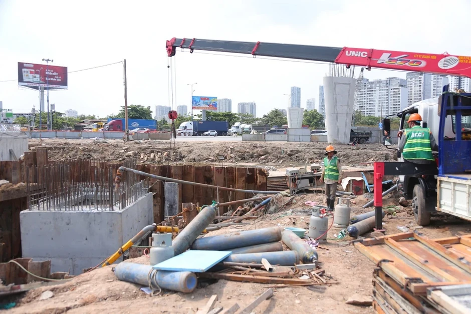 Chủ tịch UBND TP.HCM Nguyễn Văn Được kiểm tra nút giao An Phú, yêu cầu đẩy nhanh tiến độ Chủ tịch UBND TP.HCM Nguyễn Văn Được kiểm tra nút giao An Phú, yêu cầu đẩy nhanh tiến độ