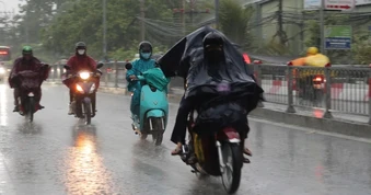 Cơn "mưa vàng" cuối tuần hạ nhiệt cho TPHCM, Cần Thơ