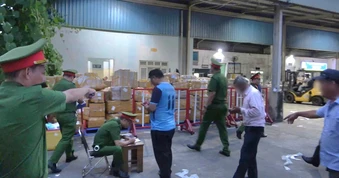 Công an kiểm tra nhiều nhân viên tại sân bay ngay trong giờ làm việc
