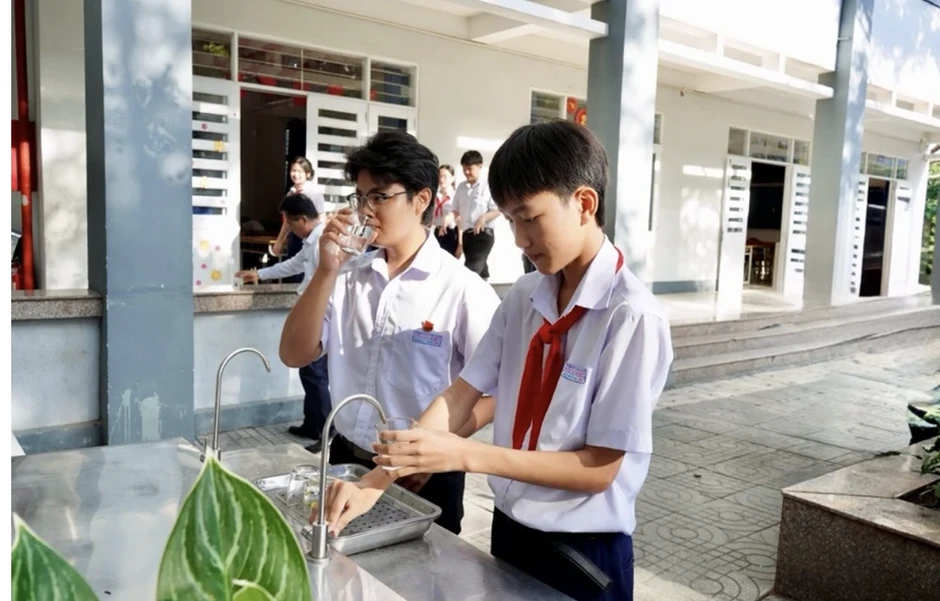 Công ty EPS đã trao tặng 'Nước sạch cho em”' Công ty EPS đã trao tặng 'Nước sạch cho em”'