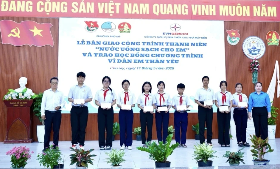 Công ty EPS đã trao tặng 'Nước sạch cho em”' Công ty EPS đã trao tặng 'Nước sạch cho em”'