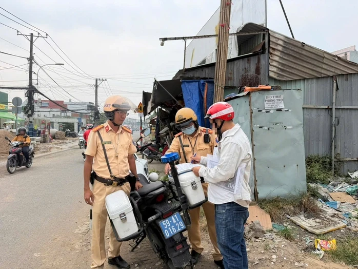 CSGT xử phạt nhà thầu thi công đường gây cản trở giao thông CSGT xử phạt nhà thầu thi công đường gây cản trở giao thông