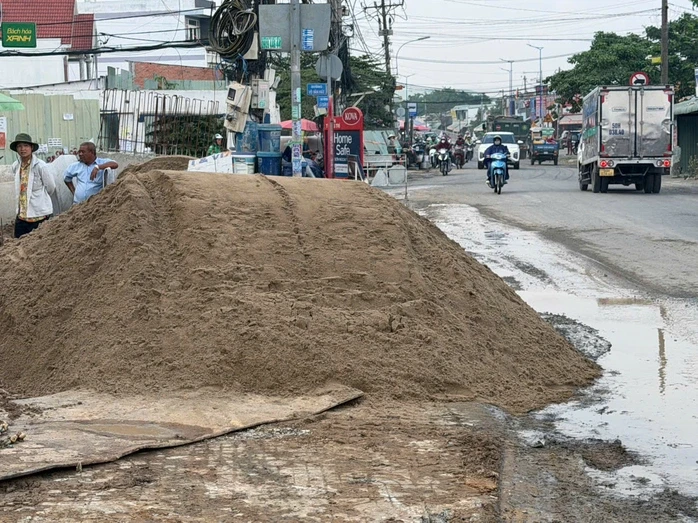 CSGT xử phạt nhà thầu thi công đường gây cản trở giao thông CSGT xử phạt nhà thầu thi công đường gây cản trở giao thông