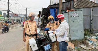 CSGT xử phạt nhà thầu thi công đường gây cản trở giao thông