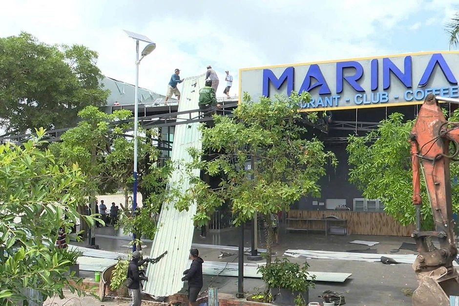 Cưỡng chế tháo dỡ khu ẩm thực Marina Coffee nổi tiếng ở An Giang Cưỡng chế tháo dỡ khu ẩm thực Marina Coffee nổi tiếng ở An Giang