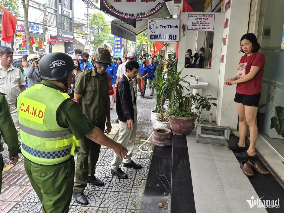 Đà Nẵng quyết lập lại trật tự vỉa hè, xem xét phạt nguội để ngăn tái chiếm Đà Nẵng quyết lập lại trật tự vỉa hè, xem xét phạt nguội để ngăn tái chiếm