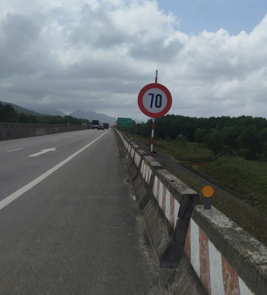 Điều chỉnh nâng tốc độ chạy xe một số đoạn trên cao tốc Cam Lộ - La Sơn lên 80 km/h Điều chỉnh nâng tốc độ chạy xe một số đoạn trên cao tốc Cam Lộ - La Sơn lên 80 km/h