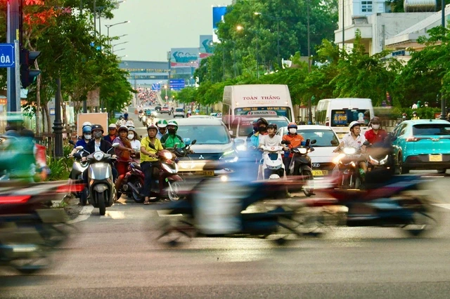 Đường Cộng Hòa chiều 14-5: xe đông, không ùn tắc kéo dài