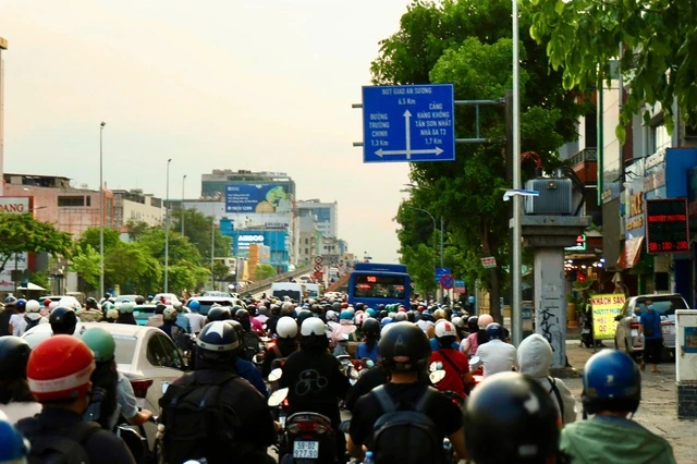 Đường Cộng Hòa chiều 14-5: xe đông, không ùn tắc kéo dài