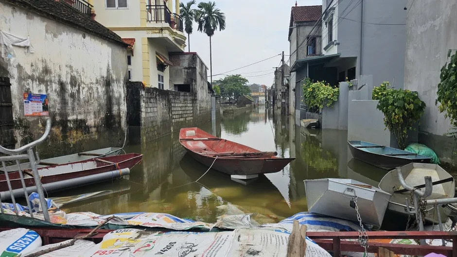 Hà Nội: Trời nắng nhưng nhiều khu dân cư ven sông Bùi vẫn ngập sâu Hà Nội: Trời nắng nhưng nhiều khu dân cư ven sông Bùi vẫn ngập sâu