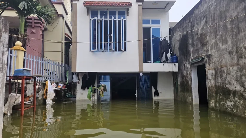 Hà Nội: Trời nắng nhưng nhiều khu dân cư ven sông Bùi vẫn ngập sâu Hà Nội: Trời nắng nhưng nhiều khu dân cư ven sông Bùi vẫn ngập sâu