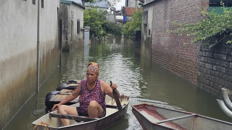 Hà Nội: Trời nắng nhưng nhiều khu dân cư ven sông Bùi vẫn ngập sâu Hà Nội: Trời nắng nhưng nhiều khu dân cư ven sông Bùi vẫn ngập sâu