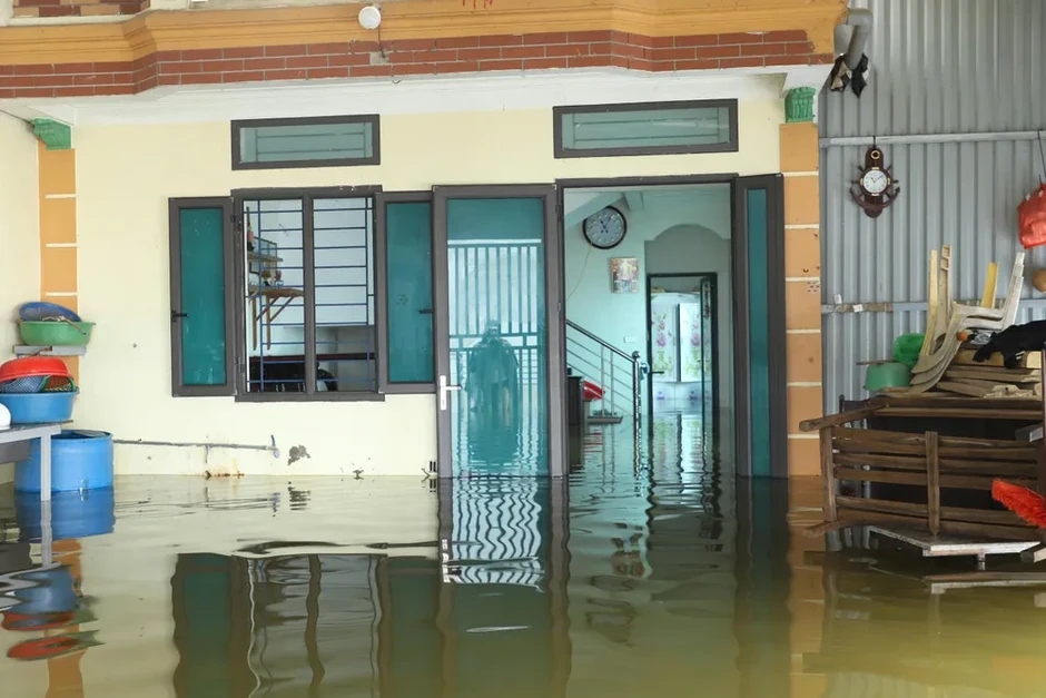 Hà Nội: Trời nắng nhưng nhiều khu dân cư ven sông Bùi vẫn ngập sâu Hà Nội: Trời nắng nhưng nhiều khu dân cư ven sông Bùi vẫn ngập sâu