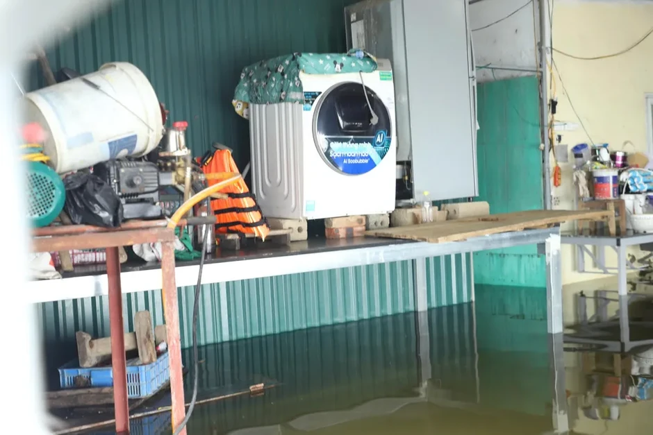 Hà Nội: Trời nắng nhưng nhiều khu dân cư ven sông Bùi vẫn ngập sâu Hà Nội: Trời nắng nhưng nhiều khu dân cư ven sông Bùi vẫn ngập sâu
