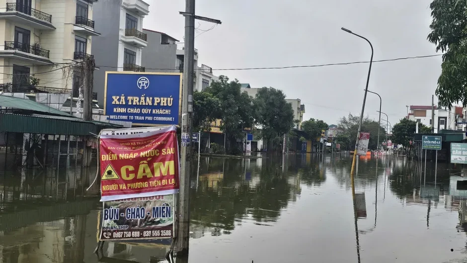 Hà Nội: Trời nắng nhưng nhiều khu dân cư ven sông Bùi vẫn ngập sâu Hà Nội: Trời nắng nhưng nhiều khu dân cư ven sông Bùi vẫn ngập sâu