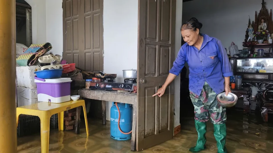 Hà Nội: Trời nắng nhưng nhiều khu dân cư ven sông Bùi vẫn ngập sâu Hà Nội: Trời nắng nhưng nhiều khu dân cư ven sông Bùi vẫn ngập sâu