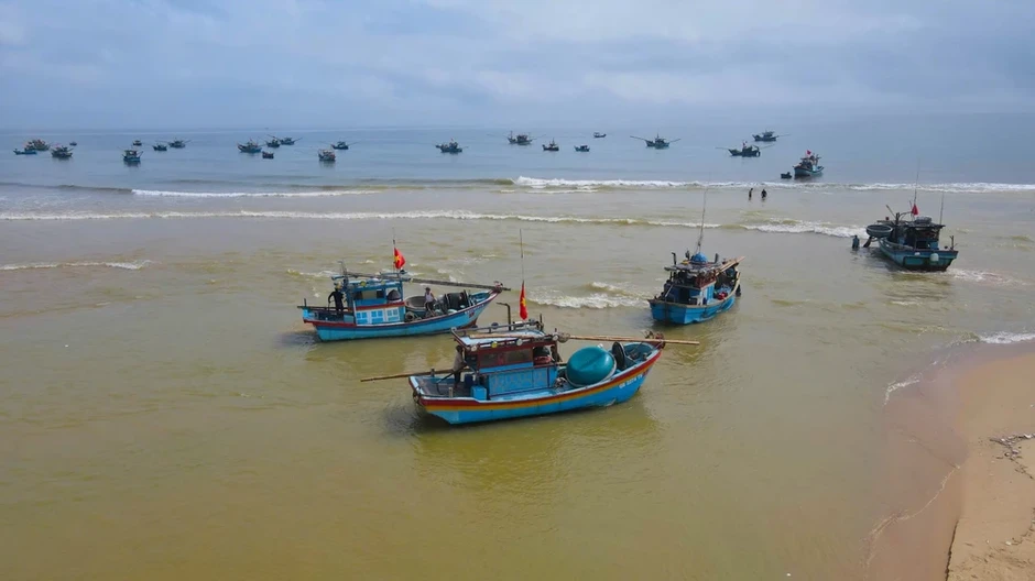 Hàng loạt tàu thuyền không thể ra khơi do cửa sông Dinh bồi lấp Hàng loạt tàu thuyền không thể ra khơi do cửa sông Dinh bồi lấp