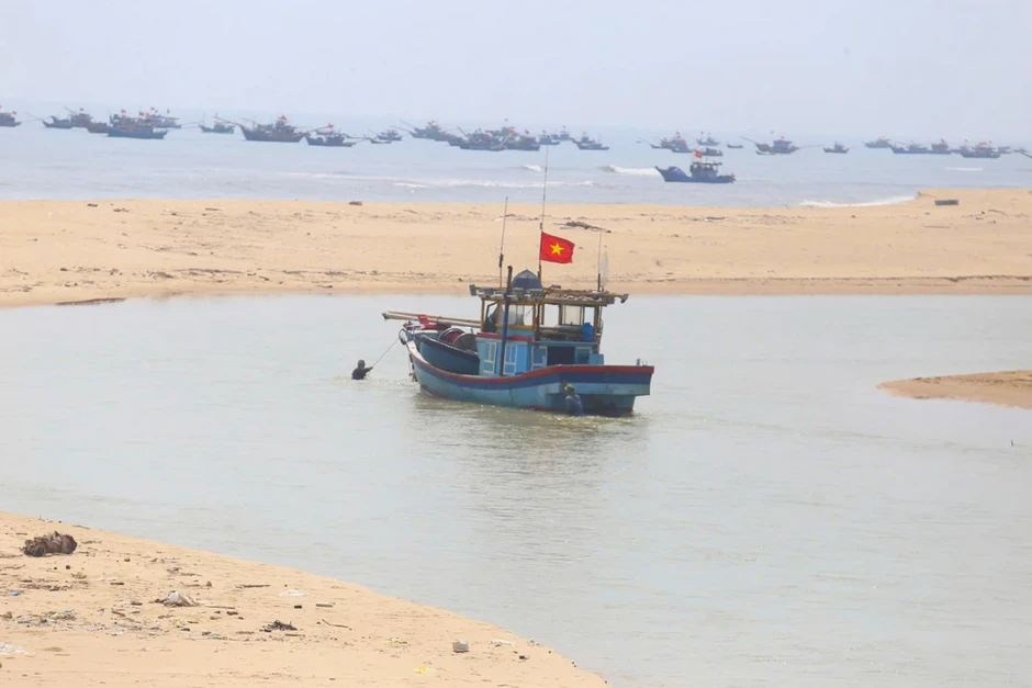 Hàng loạt tàu thuyền không thể ra khơi do cửa sông Dinh bồi lấp Hàng loạt tàu thuyền không thể ra khơi do cửa sông Dinh bồi lấp