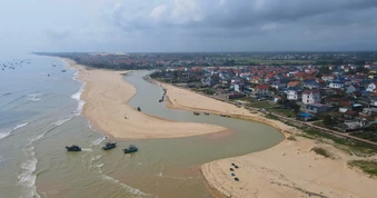 Hàng loạt tàu thuyền không thể ra khơi do cửa sông Dinh bồi lấp
