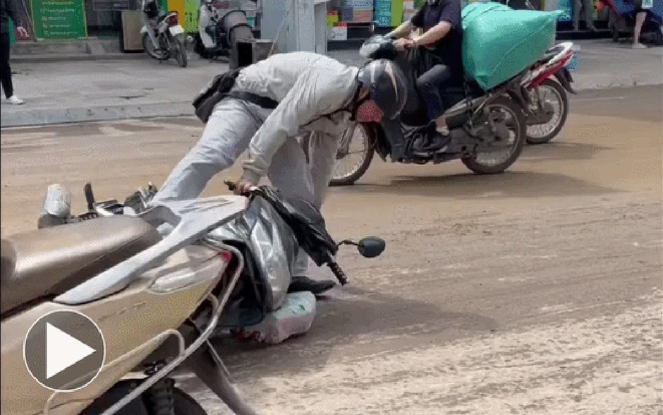 Hàng loạt xe máy đang đi ngã ra đường: CSGT truy ra hung thủ, mức xử phạt thế nào? Hàng loạt xe máy đang đi ngã ra đường: CSGT truy ra hung thủ, mức xử phạt thế nào?
