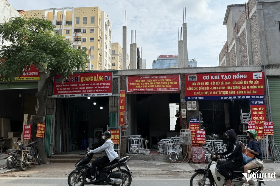 Hình ảnh dãy nhà xen kẹt giữa 2 đường ở Hà Nội sắp thành bãi đỗ xe, vườn hoa Hình ảnh dãy nhà xen kẹt giữa 2 đường ở Hà Nội sắp thành bãi đỗ xe, vườn hoa
