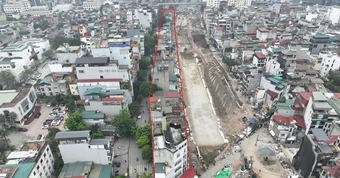 Hình ảnh dãy nhà xen kẹt giữa 2 đường ở Hà Nội sắp thành bãi đỗ xe, vườn hoa