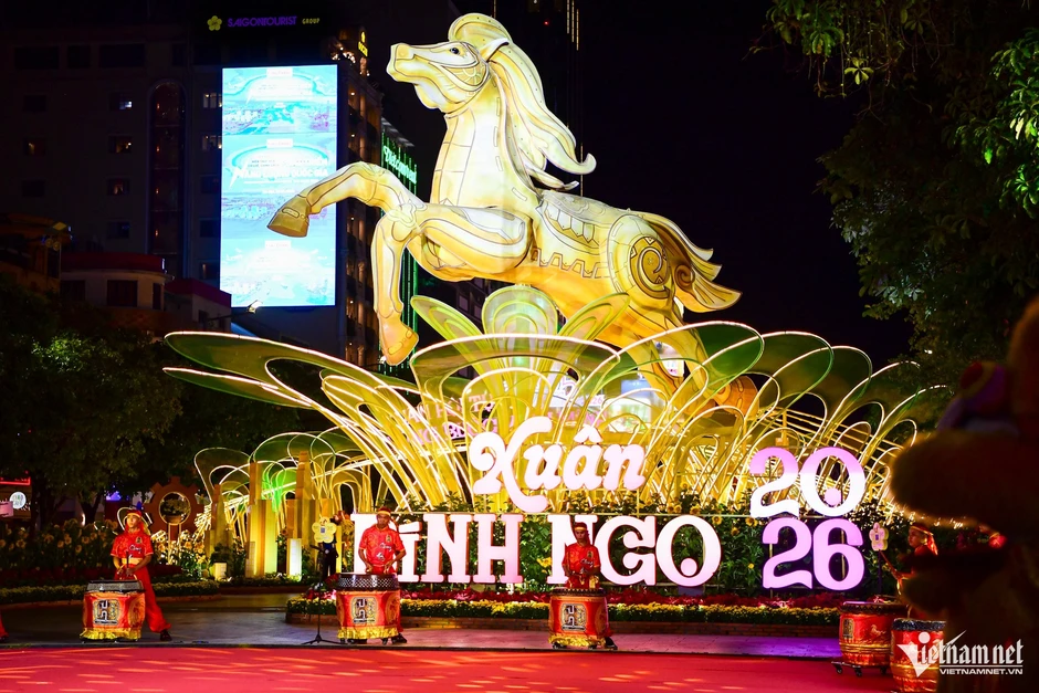 Hơn 2,3 triệu lượt khách 'đổ bộ' metro và đường hoa Nguyễn Huệ dịp Tết Bính Ngọ Hơn 2,3 triệu lượt khách 'đổ bộ' metro và đường hoa Nguyễn Huệ dịp Tết Bính Ngọ