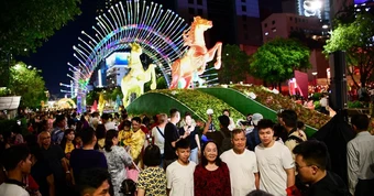 Hơn 2,3 triệu lượt khách 'đổ bộ' metro và đường hoa Nguyễn Huệ dịp Tết Bính Ngọ