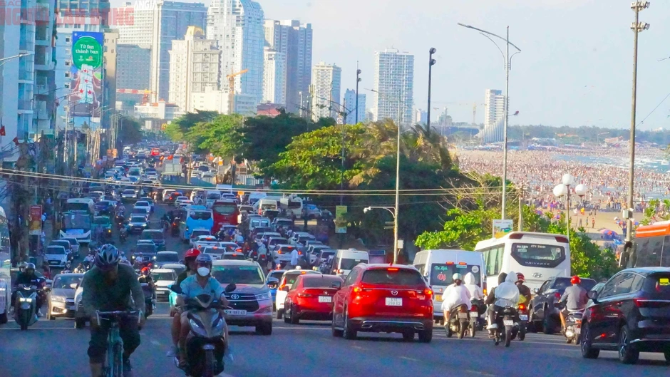 Hơn 70.000 người "phủ kín" bãi biển Vũng Tàu trong ngày 30-4 Hơn 70.000 người "phủ kín" bãi biển Vũng Tàu trong ngày 30-4