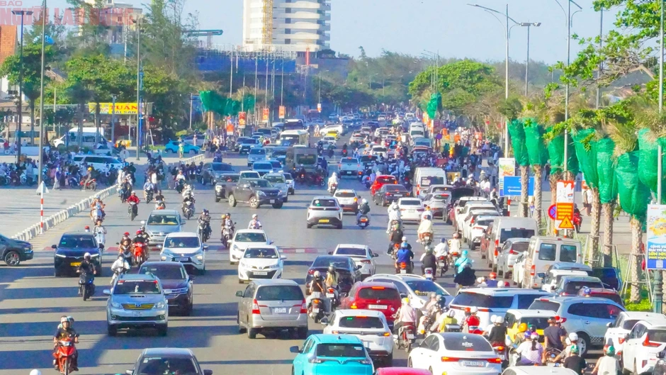 Hơn 70.000 người "phủ kín" bãi biển Vũng Tàu trong ngày 30-4 Hơn 70.000 người "phủ kín" bãi biển Vũng Tàu trong ngày 30-4