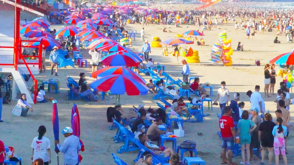 Hơn 70.000 người "phủ kín" bãi biển Vũng Tàu trong ngày 30-4 Hơn 70.000 người "phủ kín" bãi biển Vũng Tàu trong ngày 30-4