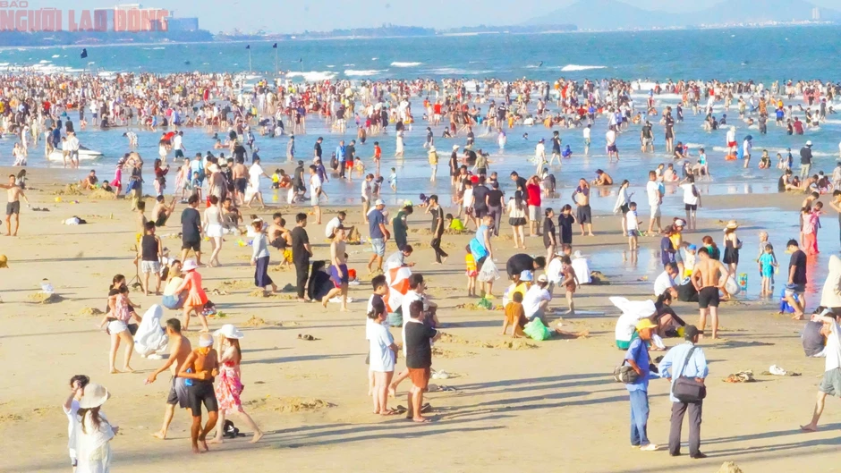 Hơn 70.000 người "phủ kín" bãi biển Vũng Tàu trong ngày 30-4 Hơn 70.000 người "phủ kín" bãi biển Vũng Tàu trong ngày 30-4