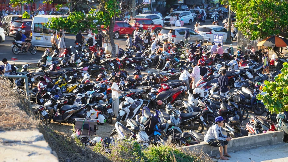 Hơn 70.000 người "phủ kín" bãi biển Vũng Tàu trong ngày 30-4 Hơn 70.000 người "phủ kín" bãi biển Vũng Tàu trong ngày 30-4