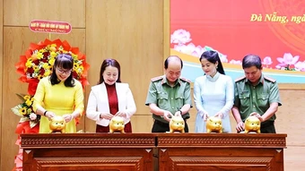 Khắc ghi hình ảnh phụ nữ nghĩa tình