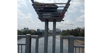 Khung sắt thành nơi chứa rác