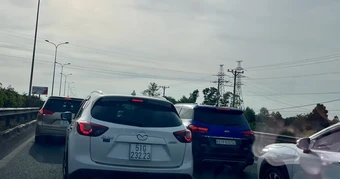 Làm gì để giảm ùn tắc giao thông? (*): Siết chế tài, phủ công ...