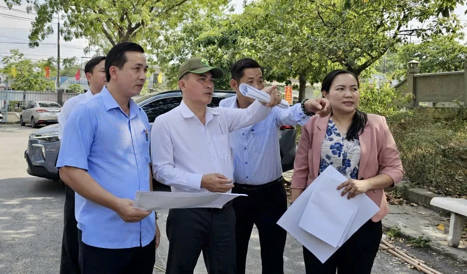 Lãnh đạo tỉnh Đồng Nai khảo sát điểm xây nhà tang lễ, trường học và giao thông phường Trảng Dài Lãnh đạo tỉnh Đồng Nai khảo sát điểm xây nhà tang lễ, trường học và giao thông phường Trảng Dài