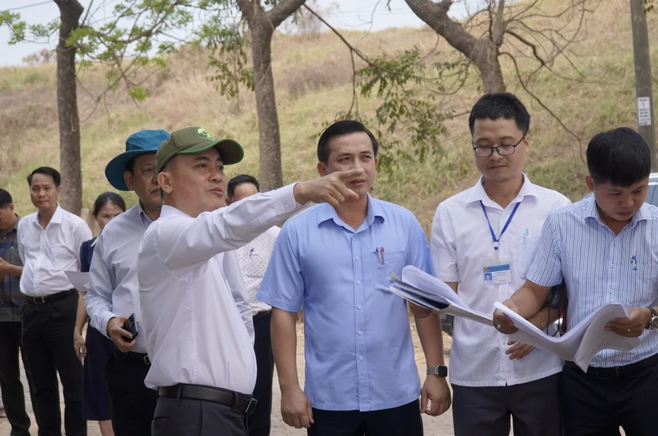 Lãnh đạo tỉnh Đồng Nai khảo sát điểm xây nhà tang lễ, trường học và giao thông phường Trảng Dài Lãnh đạo tỉnh Đồng Nai khảo sát điểm xây nhà tang lễ, trường học và giao thông phường Trảng Dài