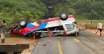 Lũ quét cuốn trôi xe khách chở 20 người tại Cao Bằng