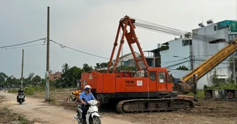 Máy móc thi công rầm rộ trên công trường đoạn 3 Vành đai 2