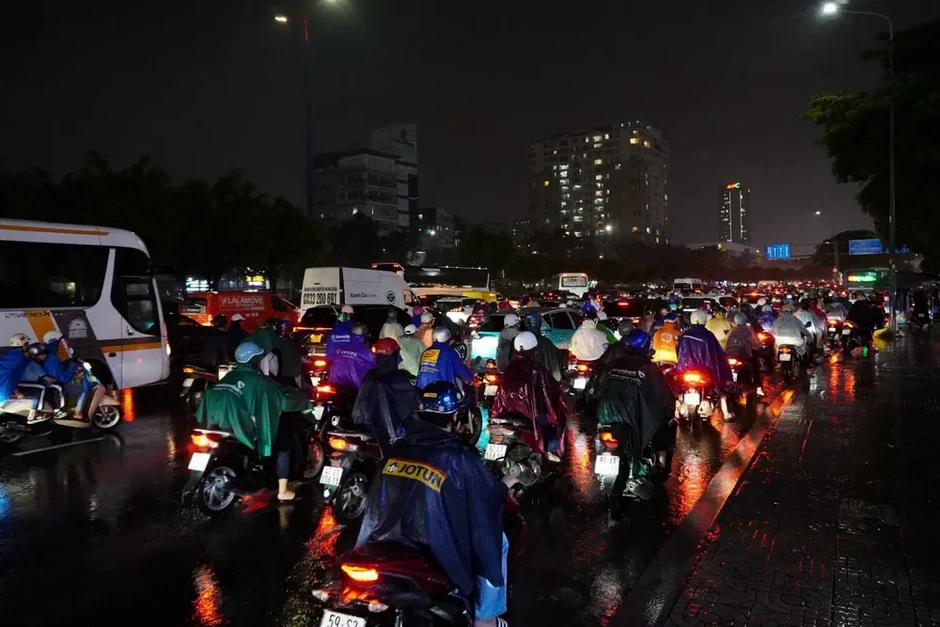 Mưa lớn đúng giờ tan tầm, nhiều tuyến đường ở TPHCM ngập và ùn tắc