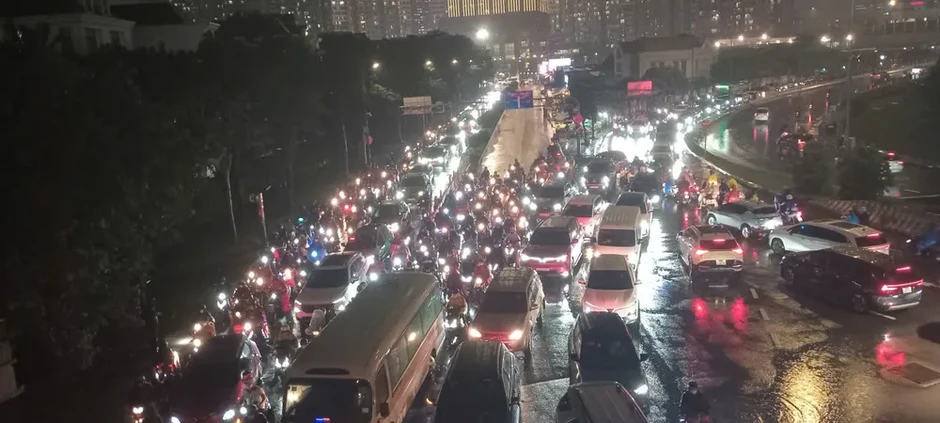 Mưa lớn đúng giờ tan tầm, nhiều tuyến đường ở TPHCM ngập và ùn tắc
