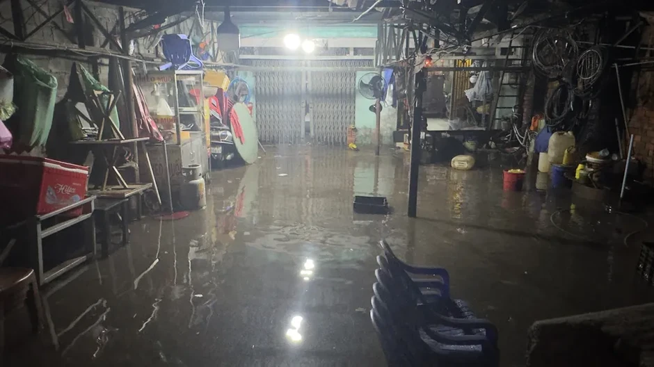 Mưa lớn đúng giờ tan tầm, nhiều tuyến đường ở TPHCM ngập và ùn tắc