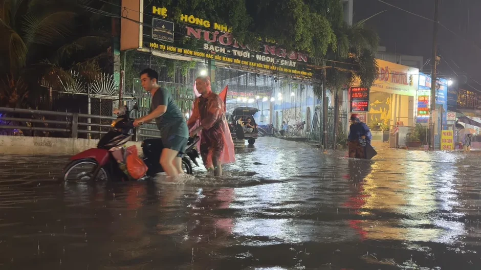 Mưa lớn đúng giờ tan tầm, nhiều tuyến đường ở TPHCM ngập và ùn tắc