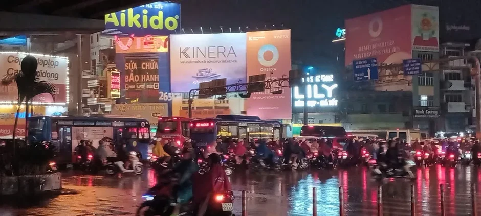 Mưa lớn đúng giờ tan tầm, nhiều tuyến đường ở TPHCM ngập và ùn tắc