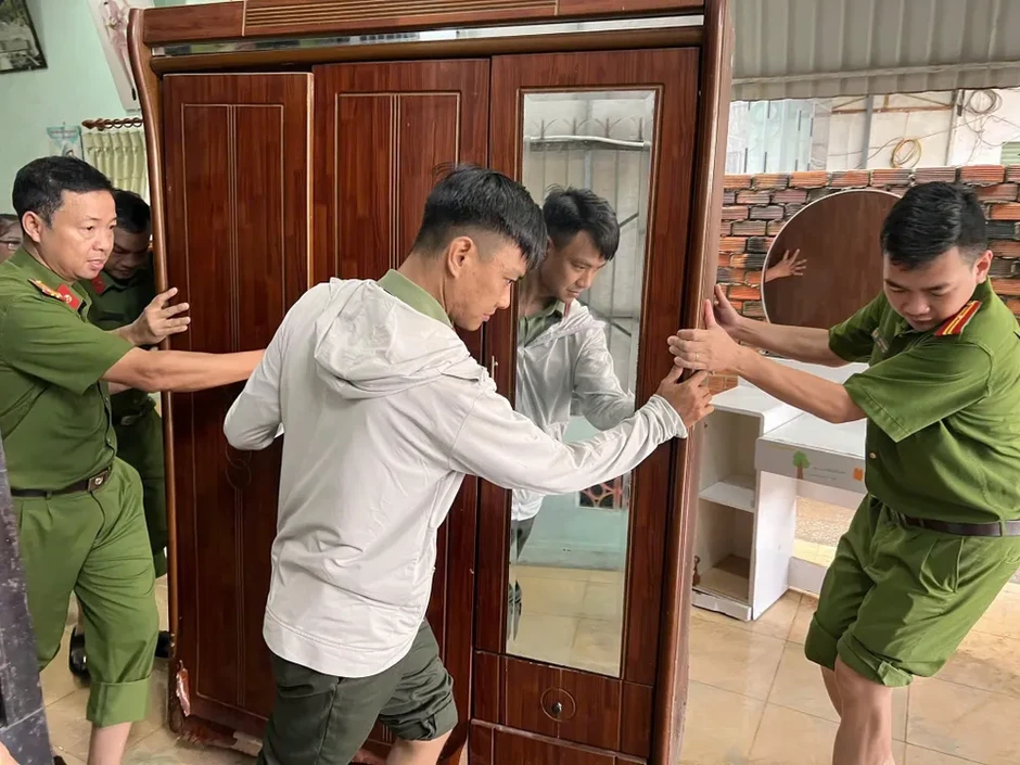 Mưa lớn đúng giờ tan tầm, nhiều tuyến đường ở TPHCM ngập và ùn tắc