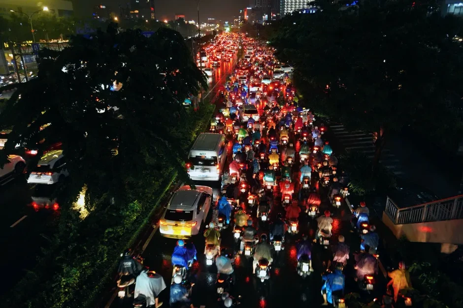 Mưa lớn đúng giờ tan tầm, nhiều tuyến đường ở TPHCM ngập và ùn tắc