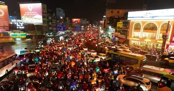 Mưa lớn đúng giờ tan tầm, nhiều tuyến đường ở TPHCM ngập và ùn tắc