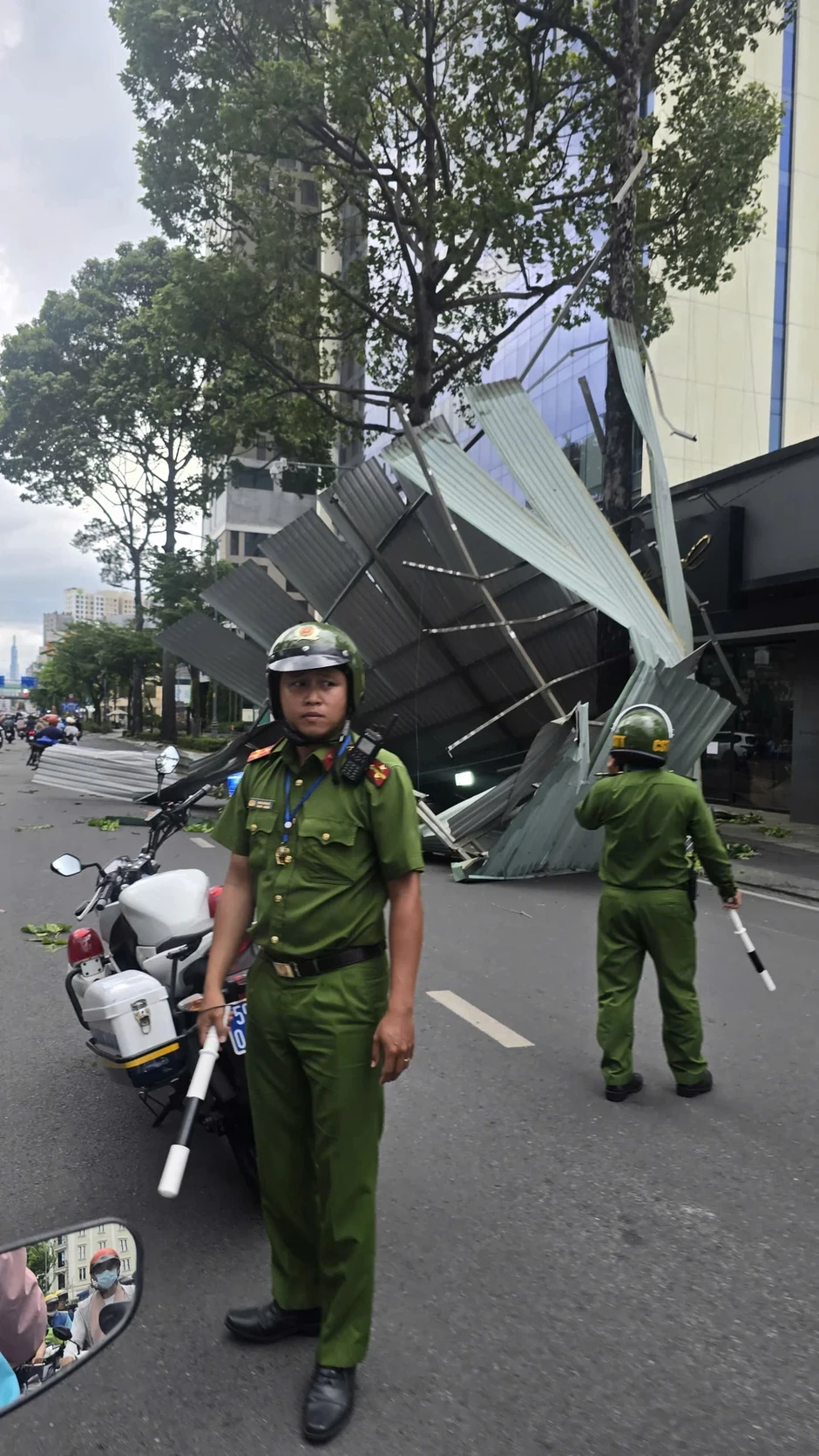 Mưa lớn gió giật làm tốc mái tôn đổ cây xanh ở TP.HCM