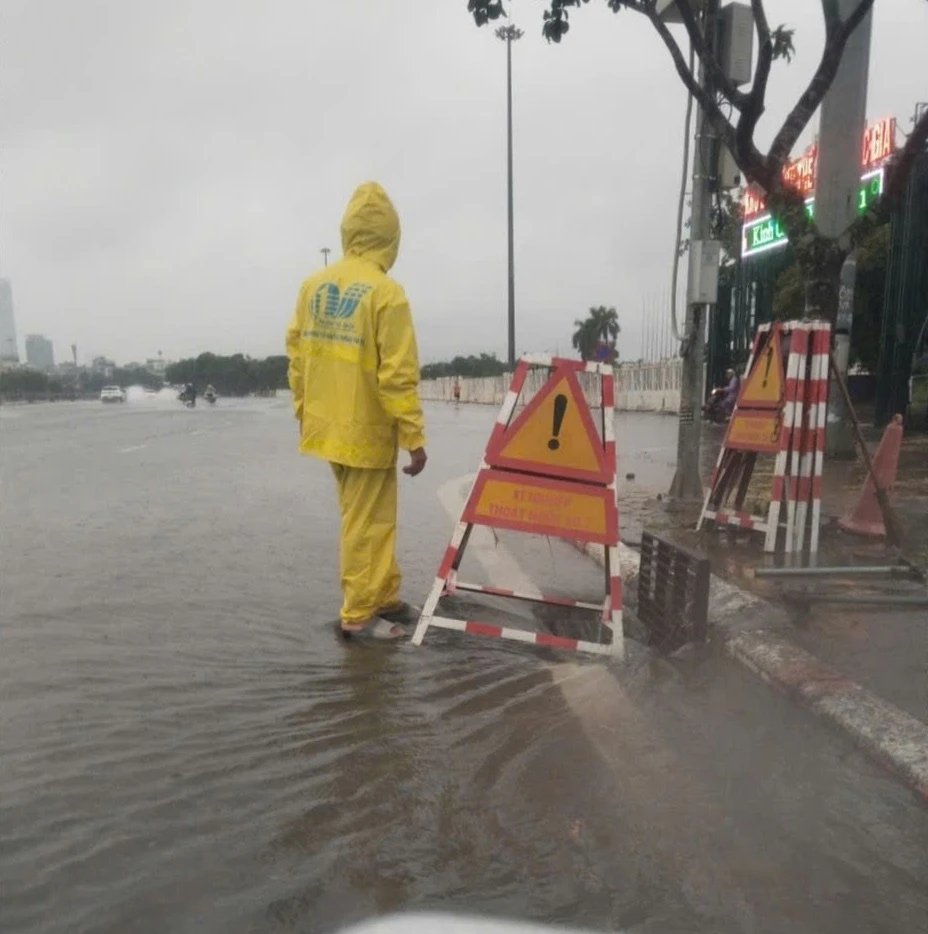 Mưa lớn từ rạng sáng, Hà Nội ghi nhận nhiều điểm ngập cục bộ Mưa lớn từ rạng sáng, Hà Nội ghi nhận nhiều điểm ngập cục bộ